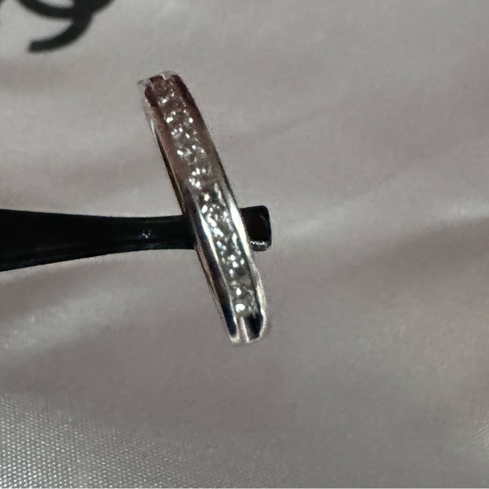 Diamond white gold band. Natural diamonds.